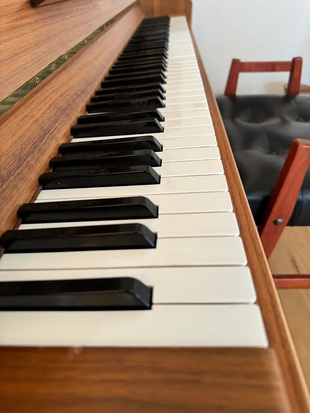 Piano närbild på tangenter